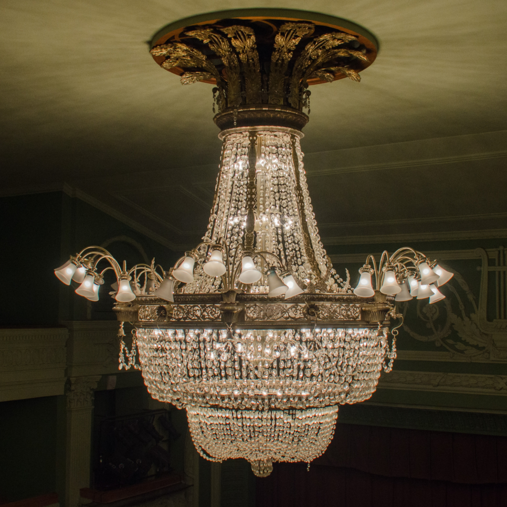 Pendule, candélabres et luminaires